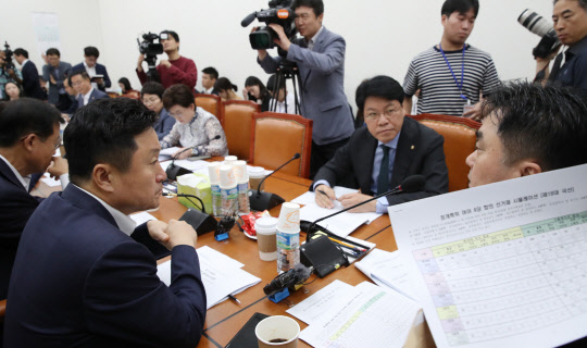 서로 입장 밝히는 김종민 위원장과 장제원 간사      (서울=연합뉴스) 이진욱 기자 = 26일 오전 국회에서 열린 정치개혁특별위원회 정치개혁 제1소위에서 더불어민주당 소속 김종민 위원장(오른쪽)과 자유한국당 소속 장제원 간사(오른쪽 두 번째)가 대화하고 있다. 2019.8.26      cityboy@yna.co.kr  (끝)